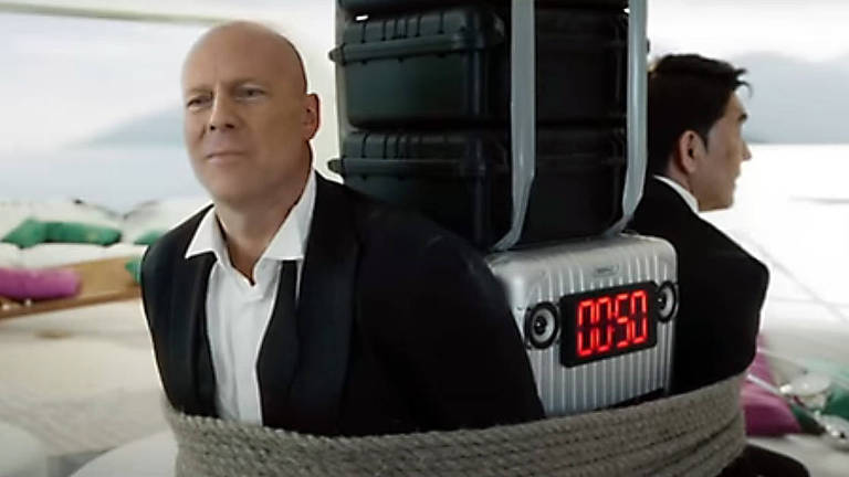 Imagem do rosto de Bruce Willis projetada digitalmente em ator russo em comercial de telefonia