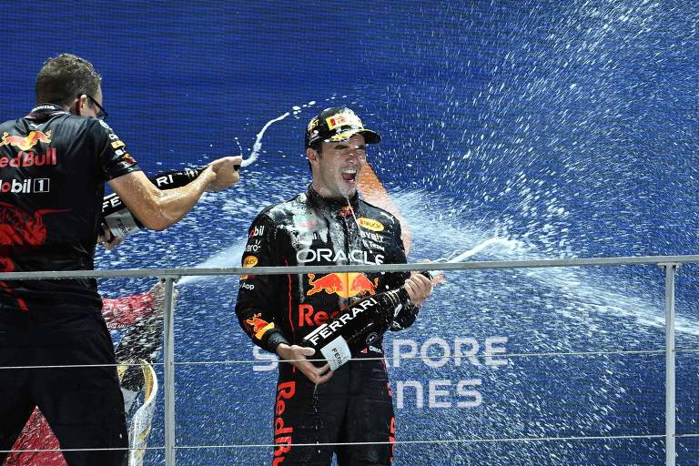 Mexicano Sergio Pérez, da Red Bull, é encharcado com campanhe pelos outros dois pilotos no pódio