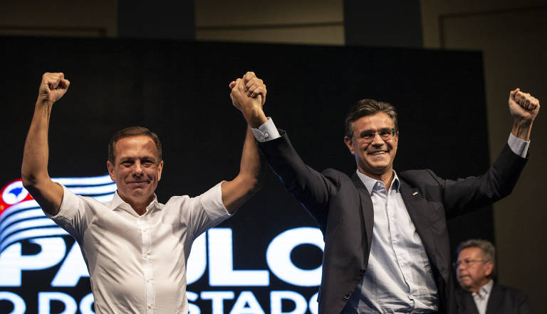 Rodrigo assumiu após a renúncia de João Doria, em meio a uma crise no partido; Doria havia vencido as prévias do partido para disputar a Presidência, mas chegou a ensaiar a permanência no Palácio dos Bandeirantes. Na foto, Doria e Garcia no evento de passagem de bastão