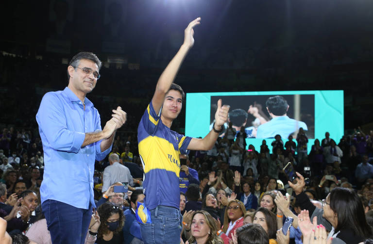 Na campanha, Rodrigo procurou ressaltar uma aproximação com a família Covas; na foto, ele chama ao palco Tomás Covas, filho de Bruno Covas, na convenção do PSDB que oficializou seu nome ao Palácio dos Bandeirantes
