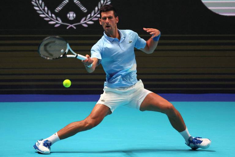 Novak Djokovic rebate a bola na final contra Marin Cilic, no ATP 250 de Tel Aviv