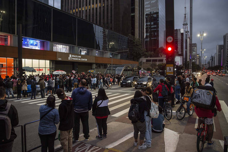 Apoiadores de Lula acompanham apuração em telão na Avenida Paulista, em São Paulo