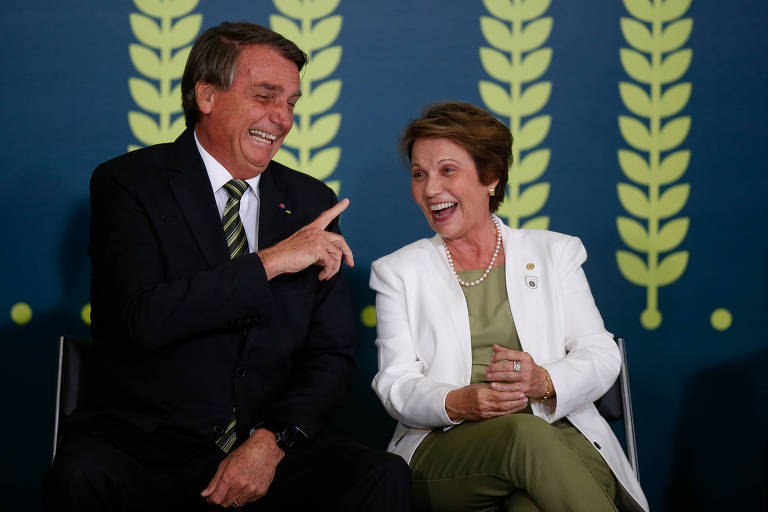 Tereza Cristina, eleita senadora por Mato Grosso, conversa com Jair Bolsonaro durante lançamento do Plano Safra 2022/2023, no Palácio do Planalto 