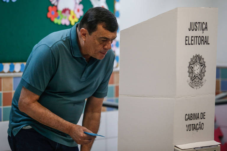 De camisa polo azul, ministro da Defesa, general Paulo Sérgio Nogueira, vota no Colégio Madre Carmen Salles, em Brasília