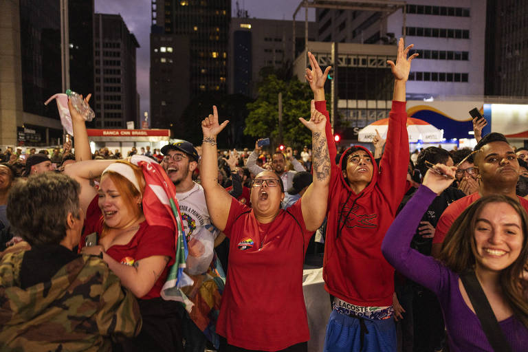 Apoiadores do ex-presidente Luiz Inácio Lula da Silva acompanham a apuração  do primeiro turno das eleições na avenida Paulista, em São Paulo