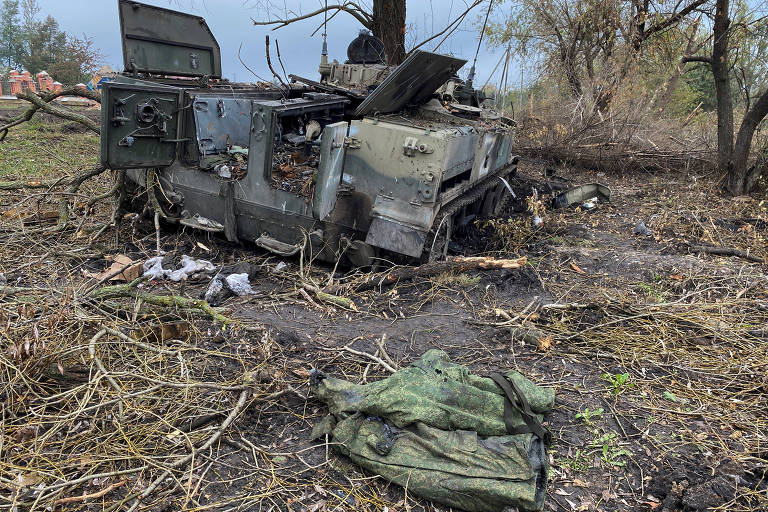 Uniformes de soldados perto de um veículo militar russo
