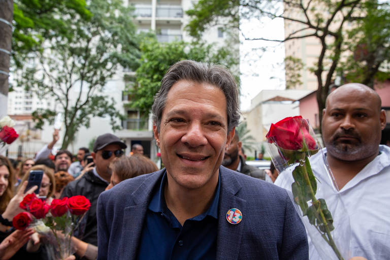 Haddad é visto em meio a apoiadores e rosas vermelhas 