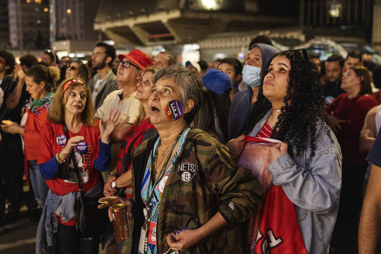 Apoiadores do ex-presidente Luiz Inácio Lula da Silva acompanham resultado da apuração no primeiro turno das eleições de 2022 pelo telão da CNN Brasil na avenida Paulista, em São Paulo