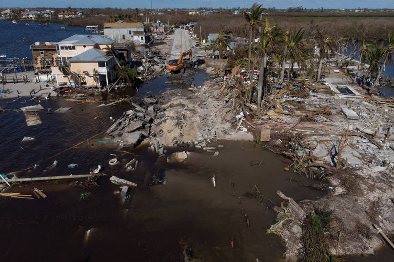 Rodovia destruída pelo furacão Ian na Flórida (EUA), com várias casas destruídas nas margens
