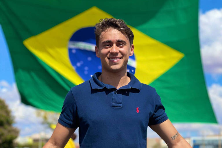 Nikolas viveu a infância na favela Cabana do Pai Tomás, em Belo Horizonte; ele diz ser de direita 'desde que se entende por gente' e afirma que toda a sua família já votava em candidatos do campo ideológico, com a exceção de um avô