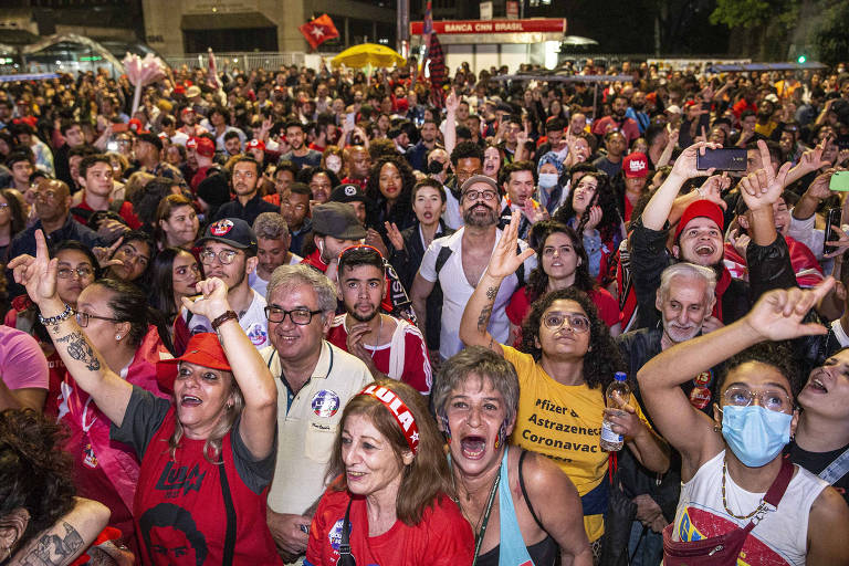 Apoiadores de Lula  acompanham apuração das eleições em telão  da CNN Brasil, no prédio Brazilian Financial Center  na avenida Paulista
