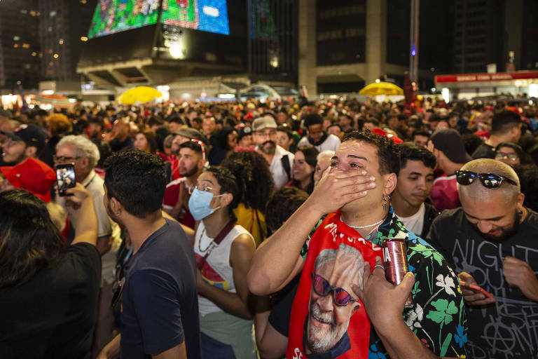 Apoiadores de Lula acompanham apuração das eleições em telão  da CNN Brasil, no prédio Brazilian Financial Center  na avenida Paulista
