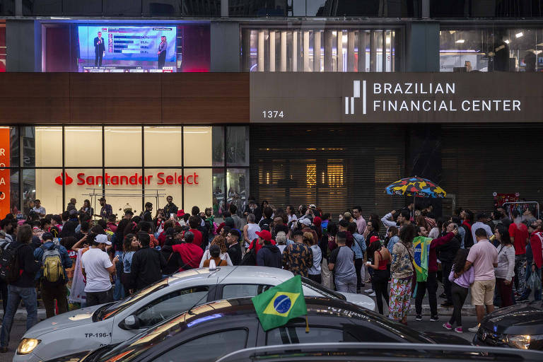 Apoiadores de Lula acompanham apuração em telão na Avenida Paulista, em São Paulo
