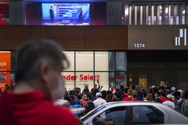 Apoiadores de Lula acompanham apuração em telão na Avenida Paulista, em São Paulo