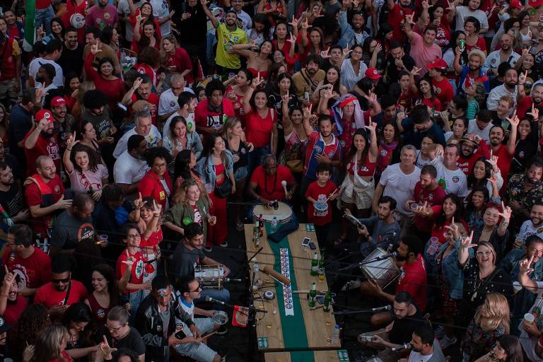 Apoiadores do ex-presidente Lula aguardam a apuração do votos no Largo da Prainha, na zona portuária do Rio de Janeiro
