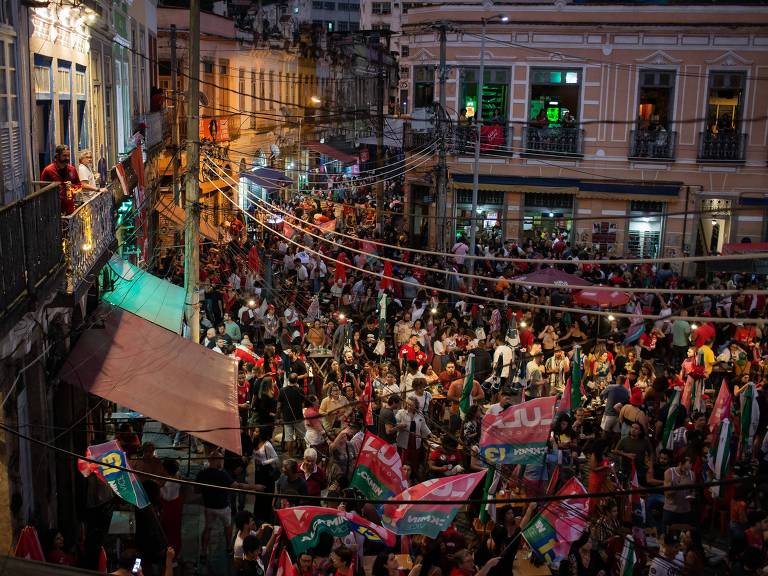 Apoiadores do ex-presidente Lula aguardam a apuração do votos no Largo da Prainha, na zona portuária do Rio de Janeiro