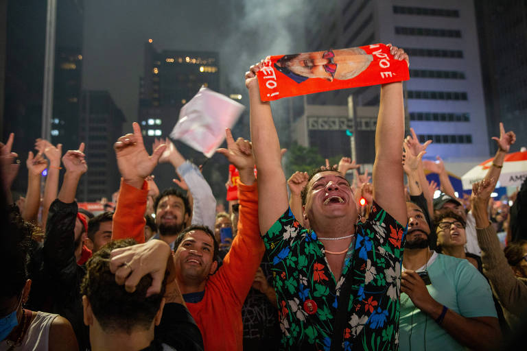 Apoiadores de Lula vibram com o resultado da apuração eleitoral na avenida Paulista, em São Paulo; candidato vai para o segundo turno com Bolsonaro 