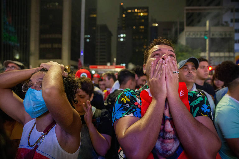 Apoiadores de Lula vibram com o resultado da apuração eleitoral na avenida Paulista, em São Paulo; candidato vai para o segundo turno com Bolsonaro