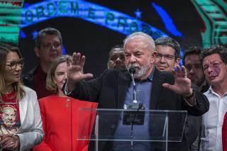 Lula discursa ao lado de aliados após confirmação de segundo turno