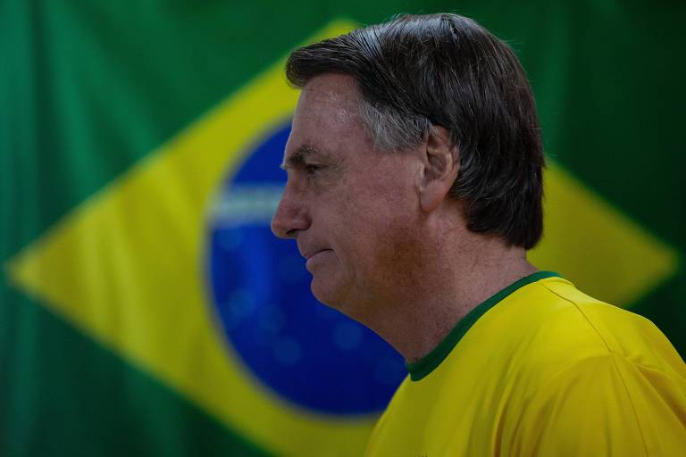 O candidato à reeleição Jair Bolsonaro vota na escola municipal Rosa da Fonseca, na zona oeste do Rio de Janeiro