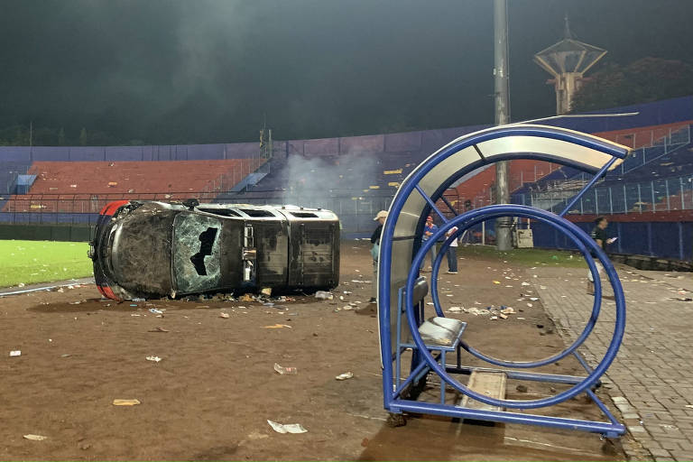 Carro de polícia foi todo destruído pelos torcedores, que invadiram o gramado para protestar contra a derrota do time da casa, o Arema FC