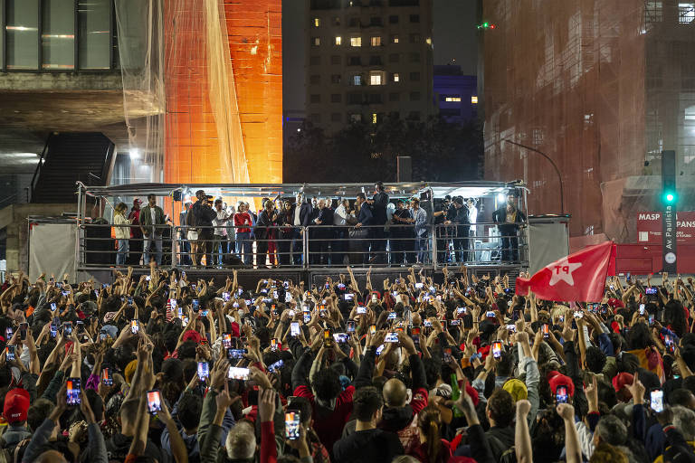 Apoiadores saúdam Lula e Haddad em palanque montado em frente ao Masp, na avenida Paulista 