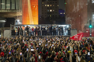 Eleicoes 2022.  Apoiadores saudam Lula e Haddad em palanque montado em frente ao MASP na Av Paulista