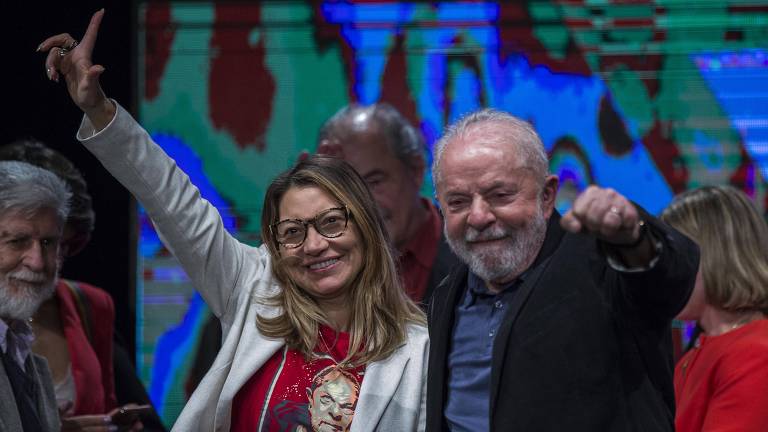 Lula comemora resultado da apuração na avenida Paulista com apoiadores após o resultado final do primeiro turno