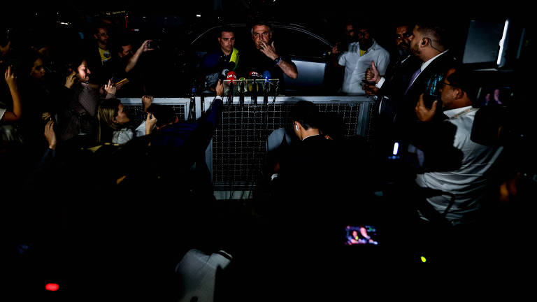 O presidente Jair Bolsonaro (PL) repercute os resultados do primeiro turno no cercadinho do palácio do Alvorada, residência oficial do Chefe do Executivo em Brasília