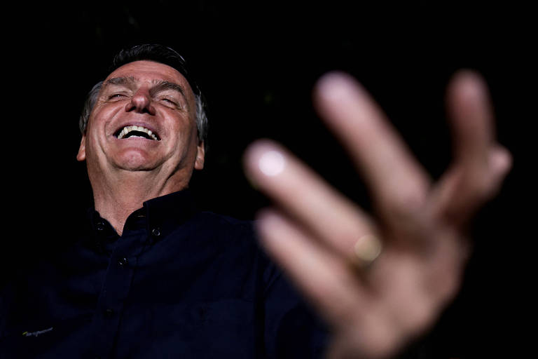 O presidente Jair Bolsonaro (PL) fala para apoiadores depois do resultado da apuração do primeiro turno da eleição presidencial do Brasil, no Palácio da Alvorada, em Brasília