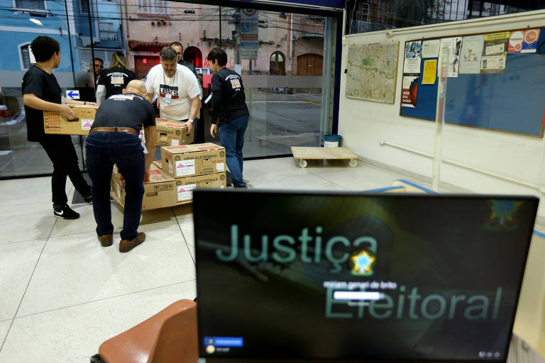 Funcionárias do terceiro cartório eleitoral de São Paulo preparam dados da votação para transmissão para o TSE