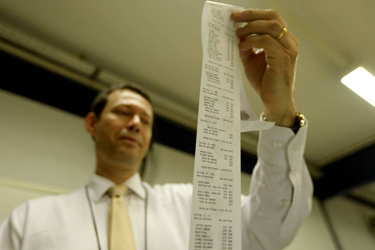 É falso que boletim de urna encontrado em Curitiba não foi computado no resultado do primeiro turno