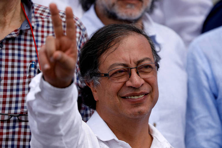 Da Colômbia, o presidente Gustavo Petro enviou recado ao petista. 'Parabenizo Lula pela vitória no primeiro turno. Felicito o povo brasileiro por sua enorme participação eleitoral'