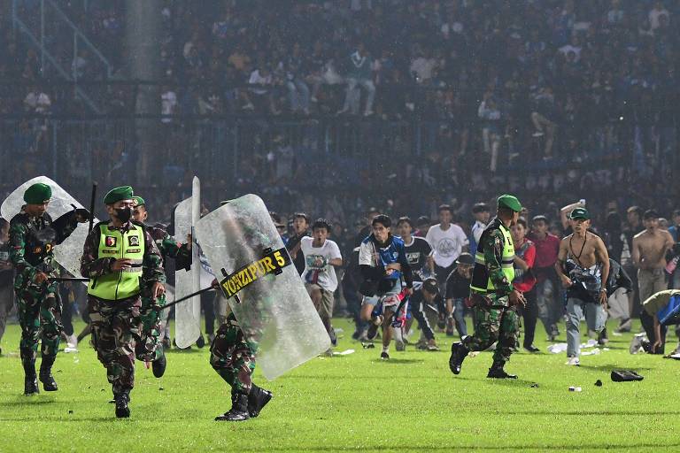 Policiamento agressivo pode ter causado tragédia em jogo na Indonésia