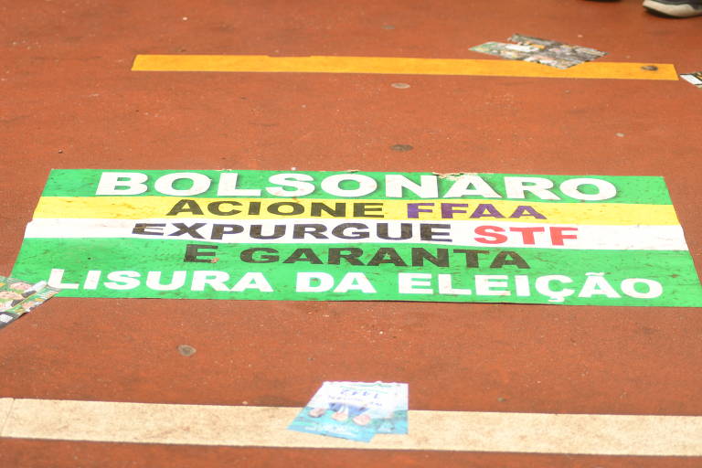 Bolsonaristas radicalizam discurso sobre fraude e pedem ação de militares