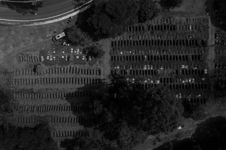 Vista aérea de quadras com covas abertas no Cemitério Vila Formosa, em São Paulo