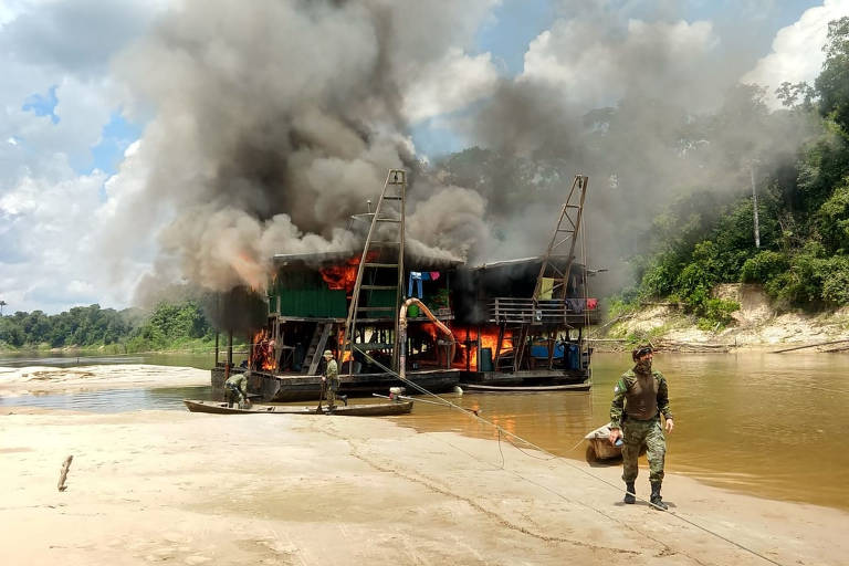 Funcionários do Ibama queimam casa usada em garimpo ilegal na Amazônia