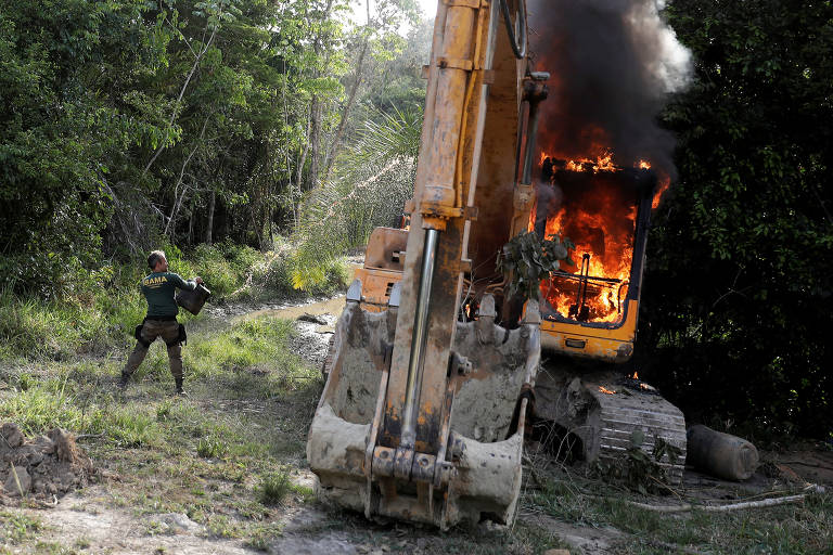 Policial federal queima escavadeira em garimpo ilegal. Pelas normas em vigência, a prescrição intercorrente começa a ser contada a partir do momento em que o auto de infração é lavrado. O prazo é de três anos, para que não haja mais possibilidades de punição em razão da falta de movimentação do processo