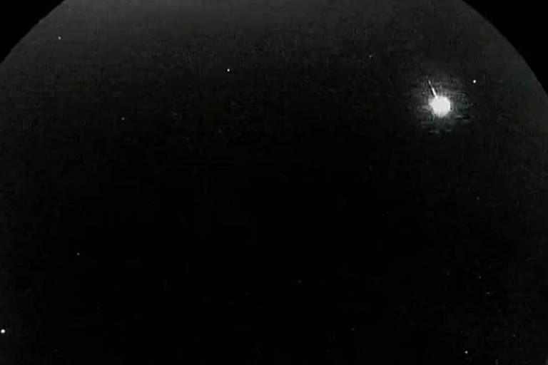 A imagem mostra uma tela escura com um ponto brilhante