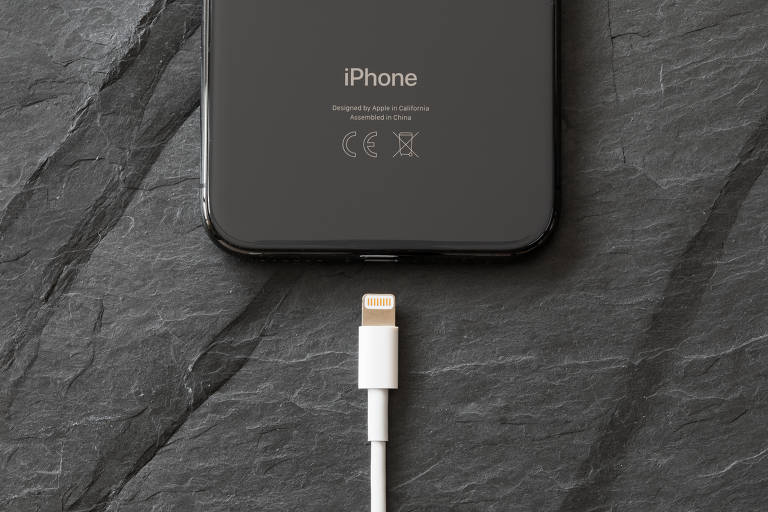Justiça anula condenação de R$ 100 milhões da Apple por iPhone sem carregador