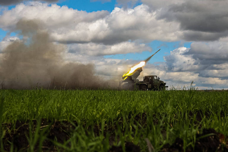Um lançador de foguetes Grad ucraniano dispara contra posições russas em Donetsk
