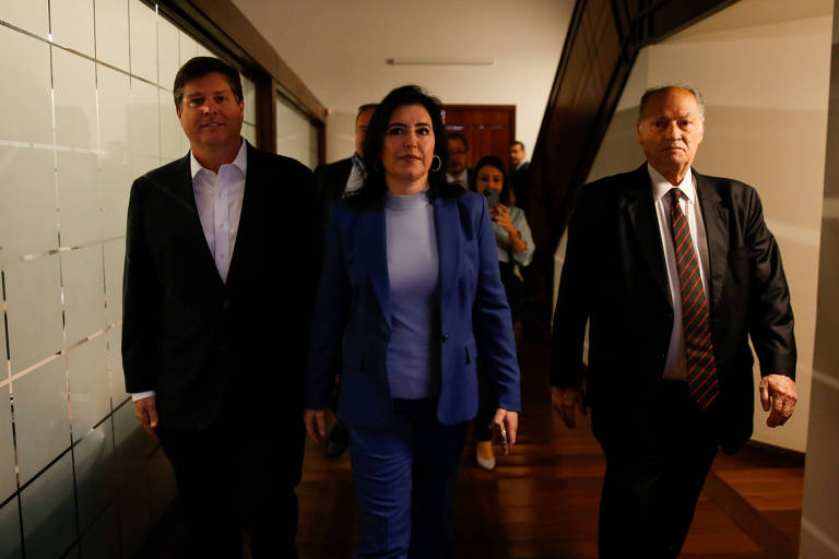 Imagem mostra os presidentes partidários Baleia Rossi (MDB) e Roberto Freire (Cidadania), caminhando lado a lado com a candidata à presidência da República Simone Tebet, que está no centro.