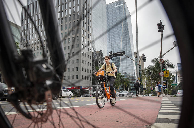 Ciclistas trafegam pelas ciclovias das avenidas Paulista e Brigadeiro Faria Lima