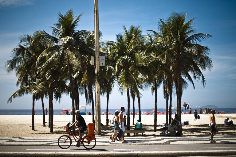 Bicicletas na orla de copacabana em dia ensolarado
