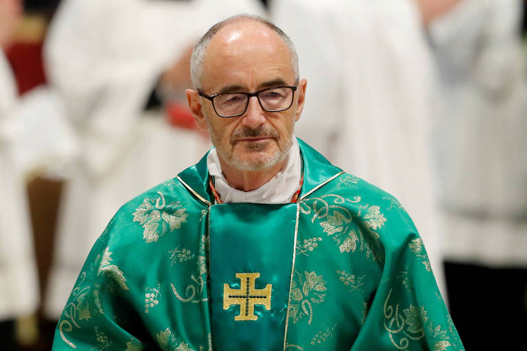 Retrato do Cardeal Michael Czerny, um homem careca e de óculos, usando uma batina verde.