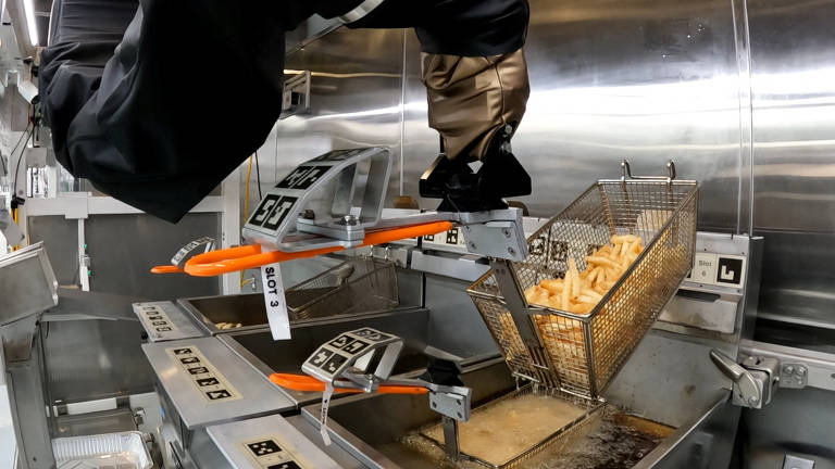 Robôs fazem batatas fritas mais rápido que humanos nos EUA