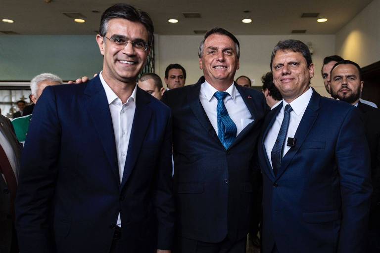 Rodrigo Garcia (PSDB), Jair Bolsonaro (PL) e Tarcísio de Freitas (Republicanos) durante anúncio nesta terça-feira (4)