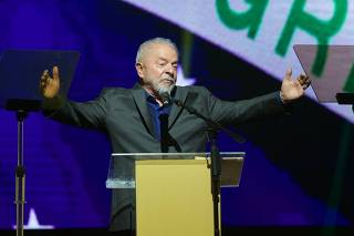 O presidenciável Lula (PT) discursa em evento com artistas no Anhembi
