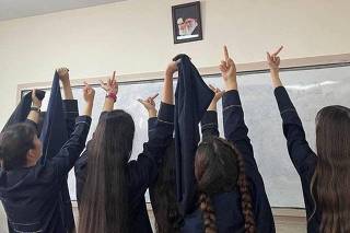 Estudantes iranianas mostram dedo do meio
