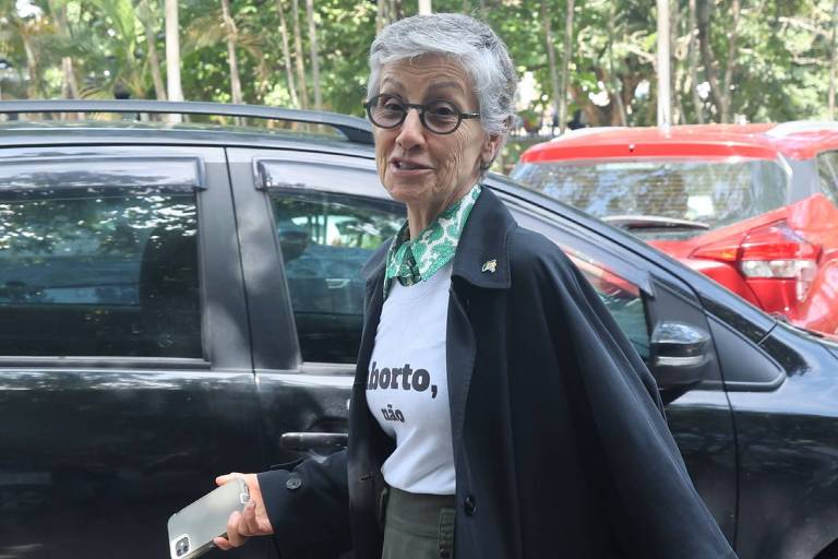 Cássia Kis chega para votar com camiseta antiaborto
